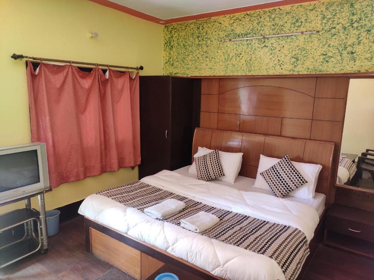 Hotel Deepraj, Kausani Exterior photo